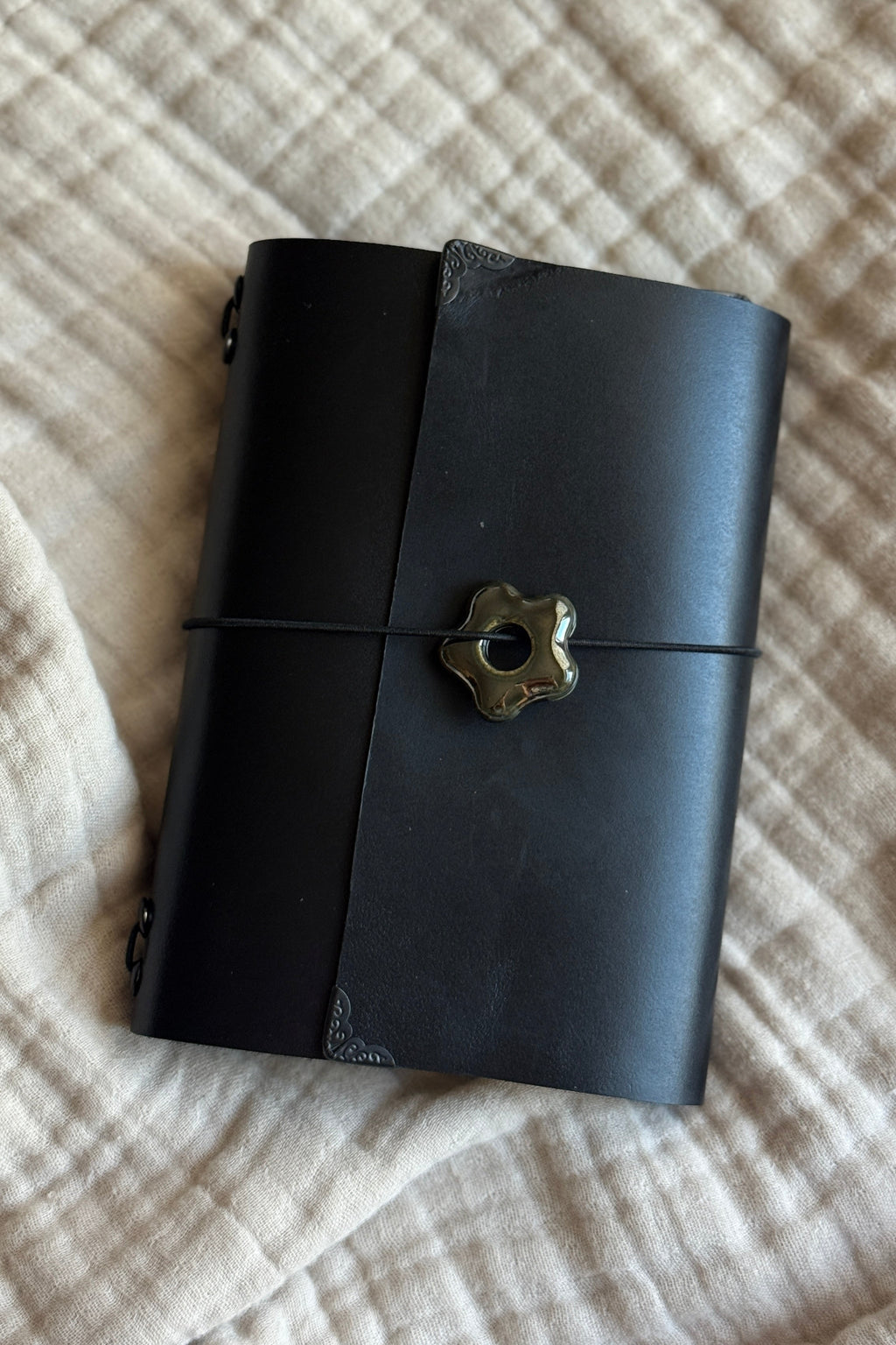 A6 Porcelain Flower Charm - gunmetal
