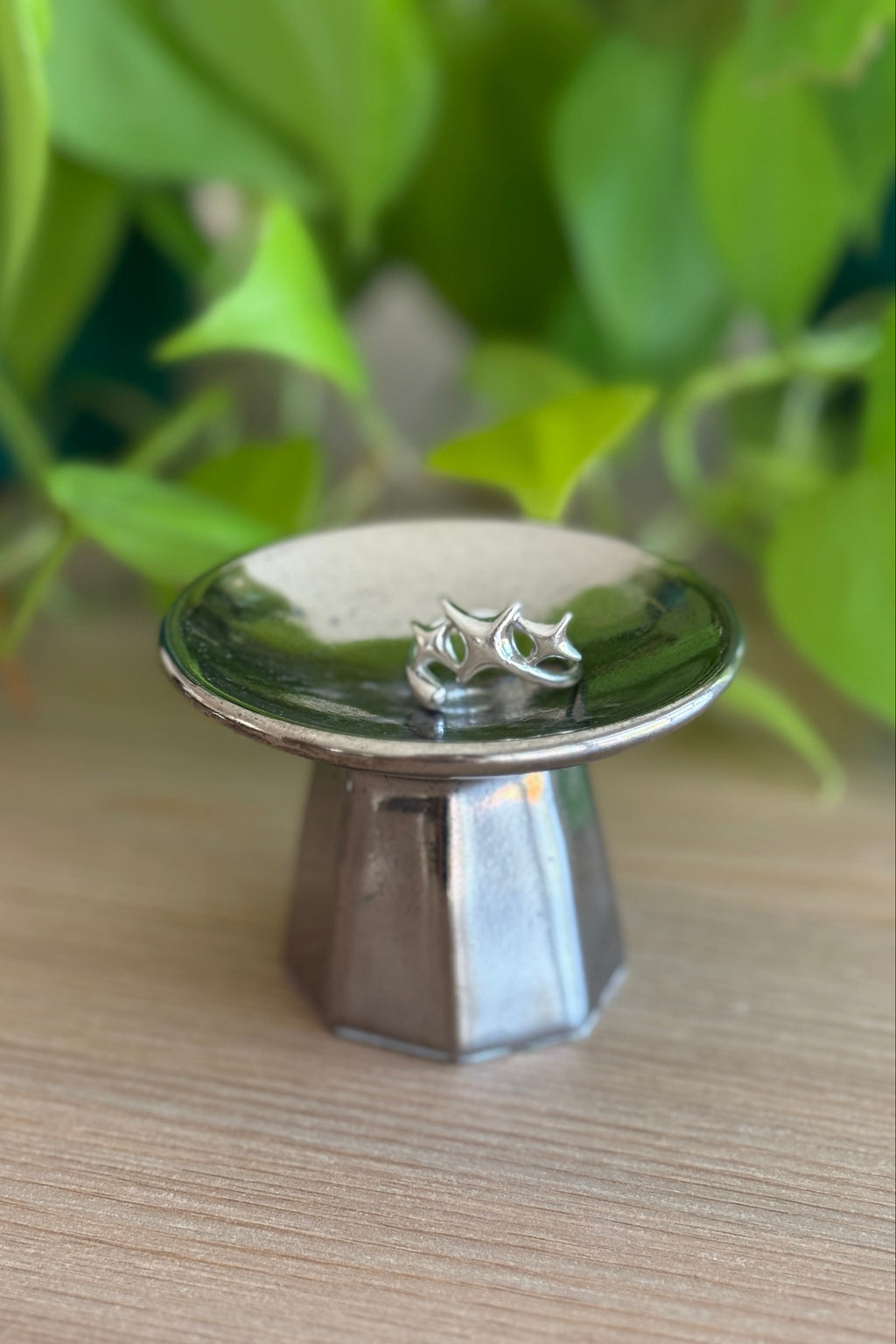Mini Porcelain Pedestal - White Gold (no1)